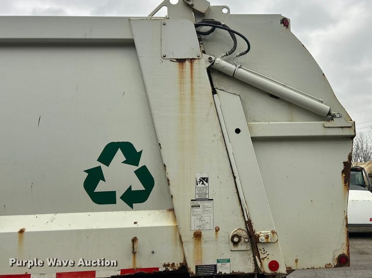 image for item ET6842 2009 International 7400 SBA refuse truck