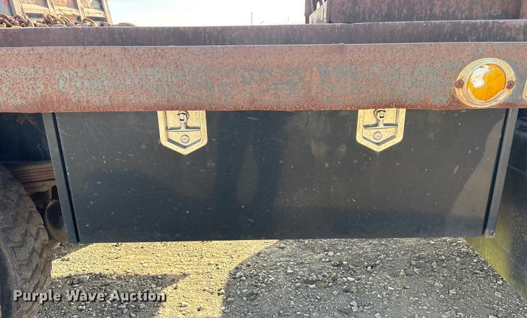 image for item ET7481 2000 Chevrolet C7500 winch truck