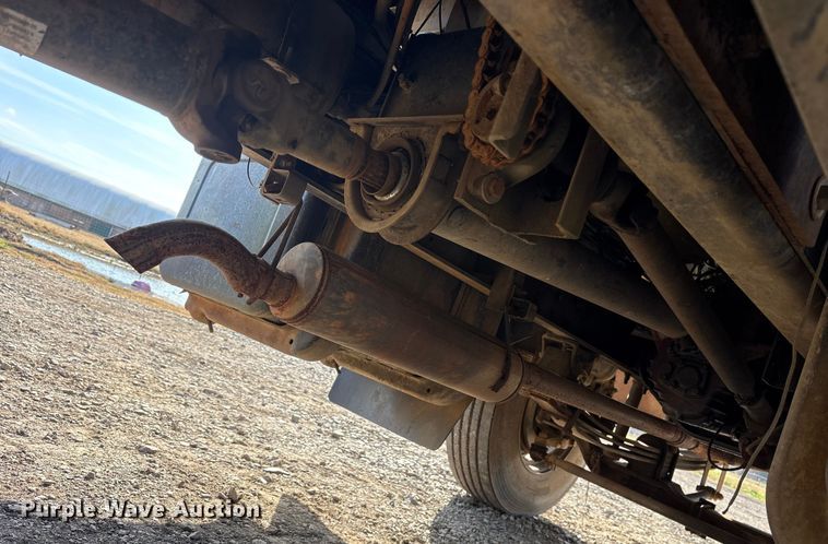 image for item ET7481 2000 Chevrolet C7500 winch truck