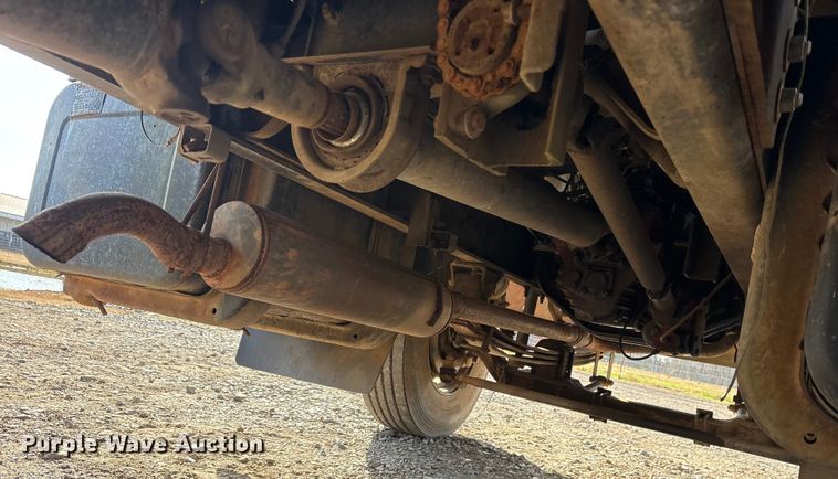 image for item ET7481 2000 Chevrolet C7500 winch truck