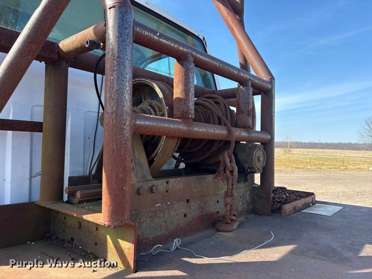 image for item ET7481 2000 Chevrolet C7500 winch truck