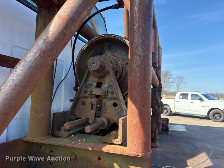 image for item ET7481 2000 Chevrolet C7500 winch truck