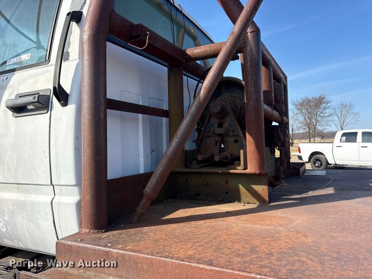 image for item ET7481 2000 Chevrolet C7500 winch truck