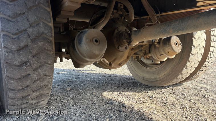 image for item ET7481 2000 Chevrolet C7500 winch truck