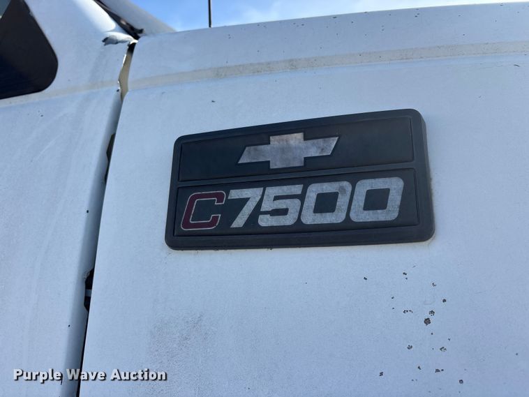 image for item ET7481 2000 Chevrolet C7500 winch truck