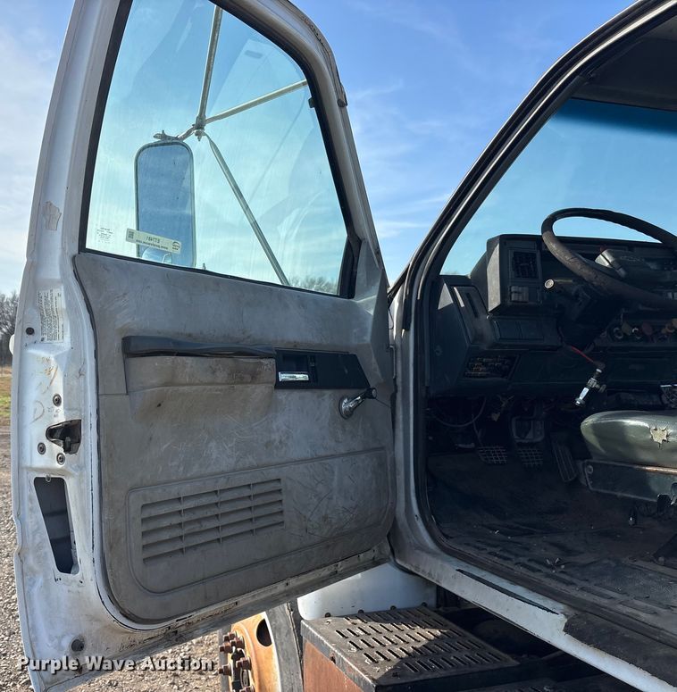 image for item ET7481 2000 Chevrolet C7500 winch truck