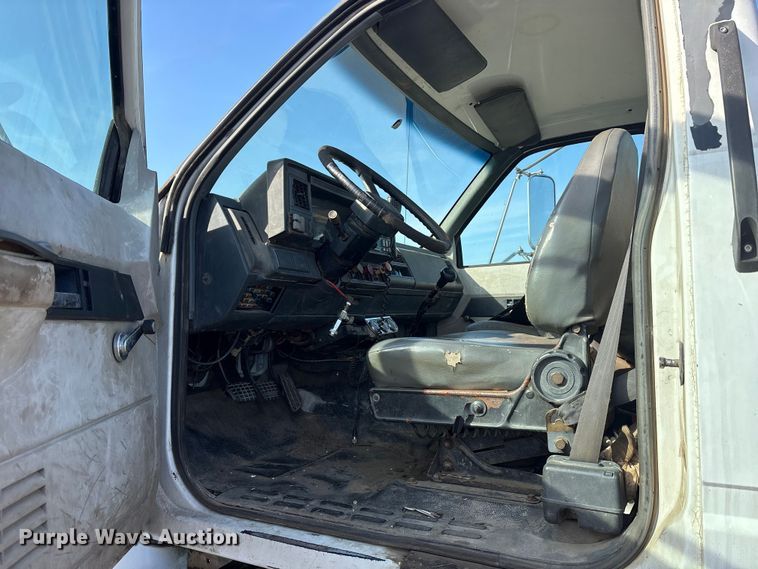 image for item ET7481 2000 Chevrolet C7500 winch truck