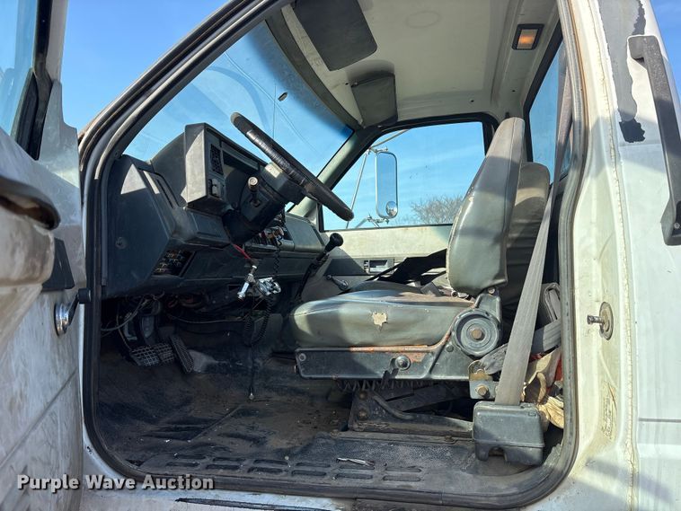 image for item ET7481 2000 Chevrolet C7500 winch truck