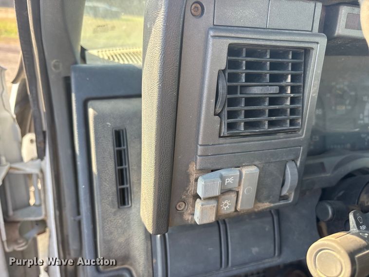 image for item ET7481 2000 Chevrolet C7500 winch truck