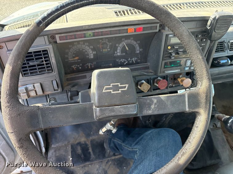 image for item ET7481 2000 Chevrolet C7500 winch truck