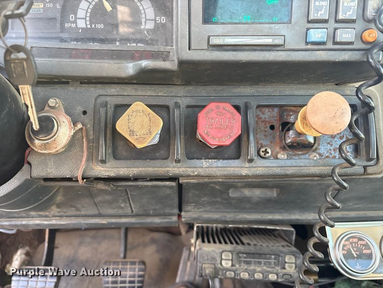 image for item ET7481 2000 Chevrolet C7500 winch truck