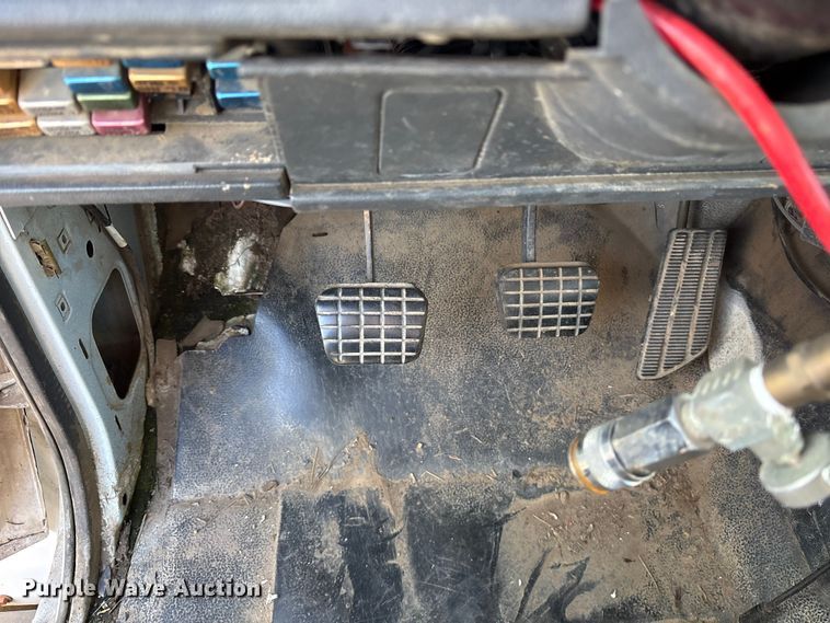 image for item ET7481 2000 Chevrolet C7500 winch truck