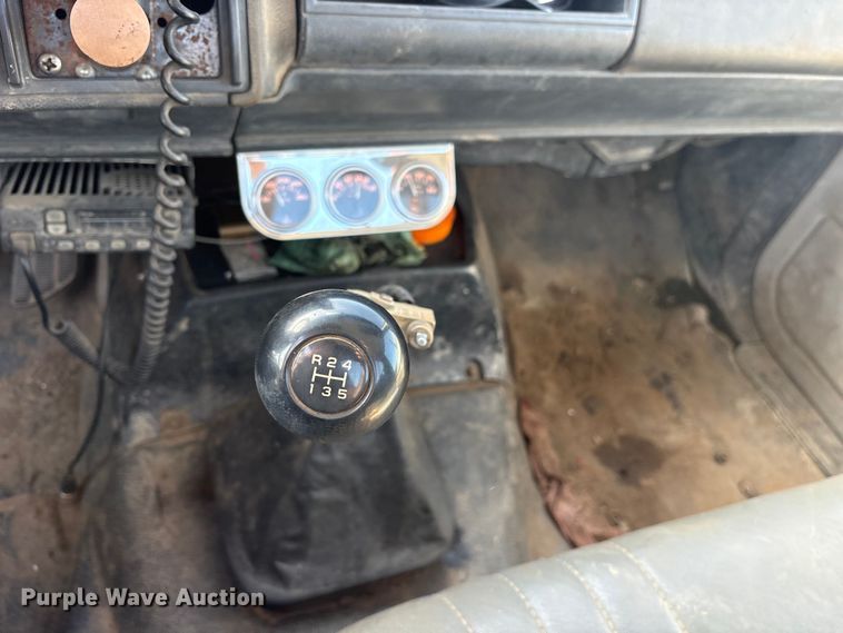 image for item ET7481 2000 Chevrolet C7500 winch truck