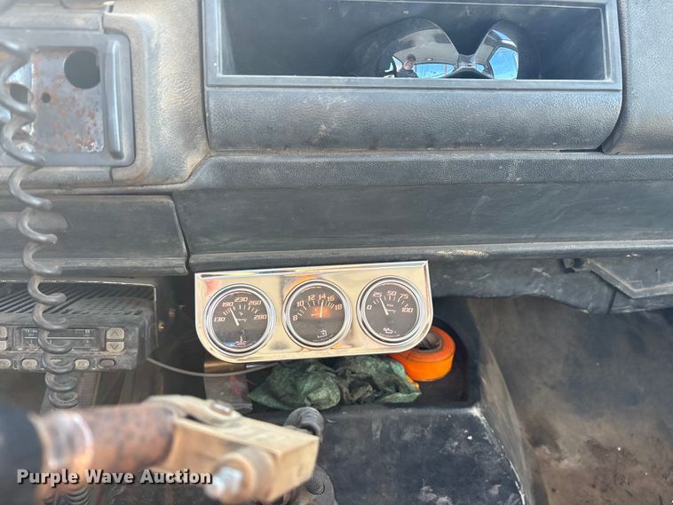 image for item ET7481 2000 Chevrolet C7500 winch truck