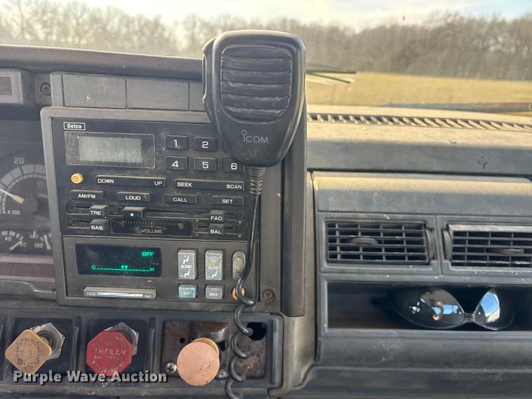 image for item ET7481 2000 Chevrolet C7500 winch truck