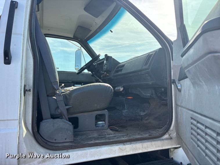 image for item ET7481 2000 Chevrolet C7500 winch truck