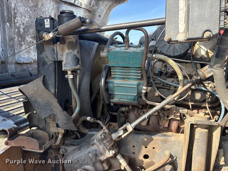 image for item ET7481 2000 Chevrolet C7500 winch truck