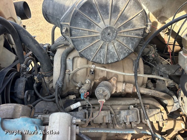 image for item ET7481 2000 Chevrolet C7500 winch truck