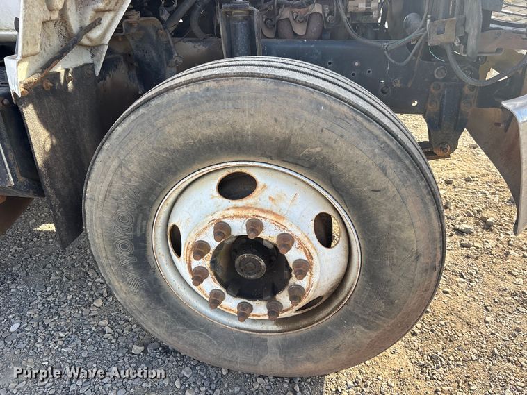 image for item ET7481 2000 Chevrolet C7500 winch truck