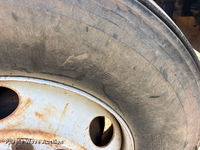 image for item ET7481 2000 Chevrolet C7500 winch truck