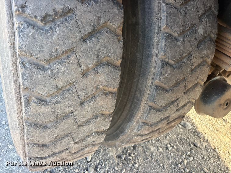 image for item ET7481 2000 Chevrolet C7500 winch truck