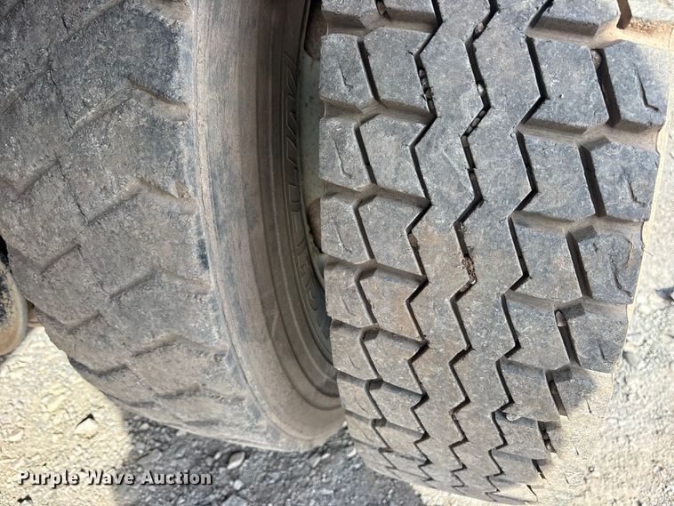 image for item ET7481 2000 Chevrolet C7500 winch truck