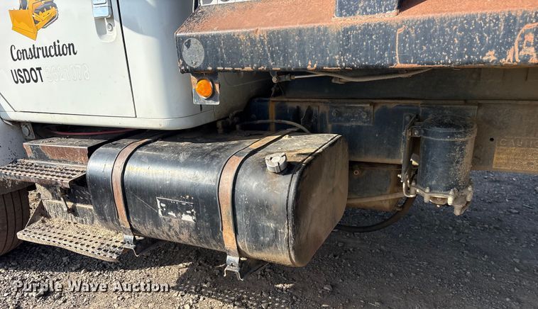 image for item ET7482 2000 International 4900 Dump truck