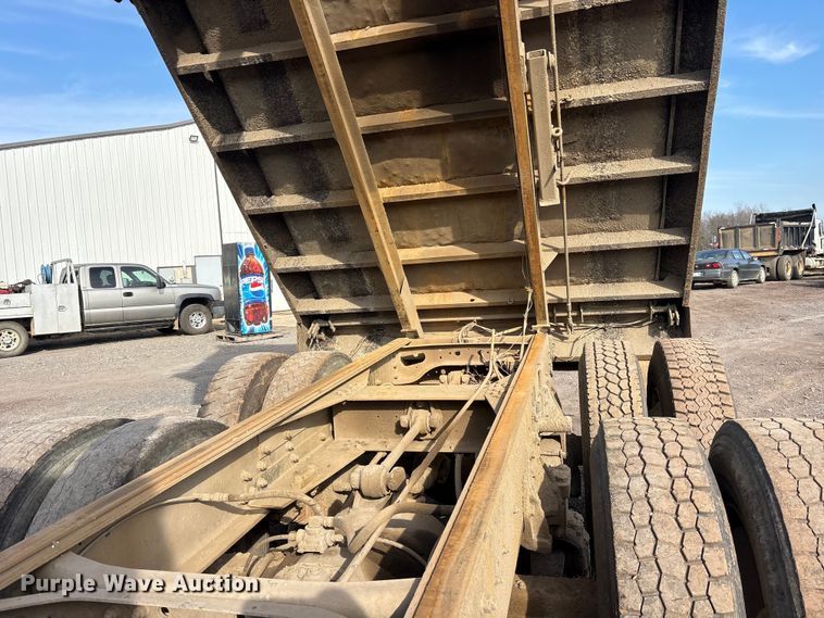 image for item ET7482 2000 International 4900 Dump truck