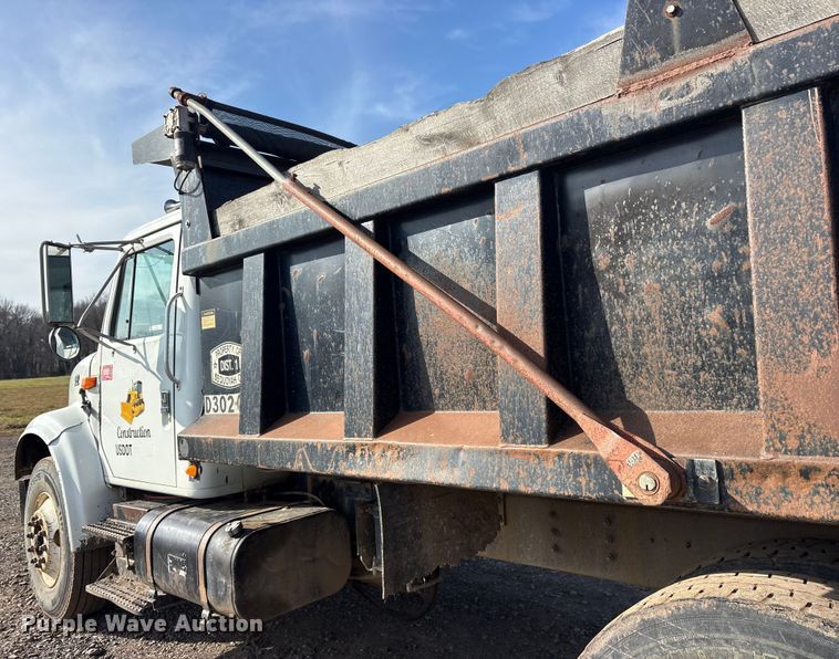 image for item ET7482 2000 International 4900 Dump truck