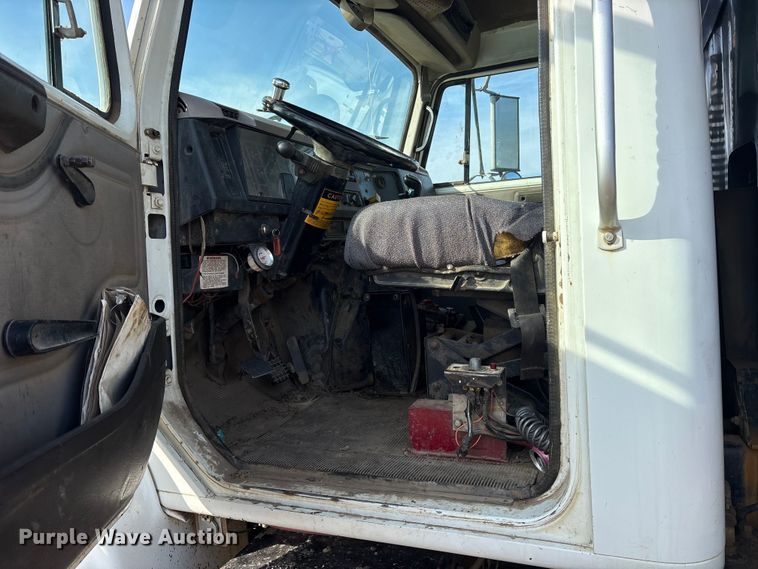 image for item ET7482 2000 International 4900 Dump truck