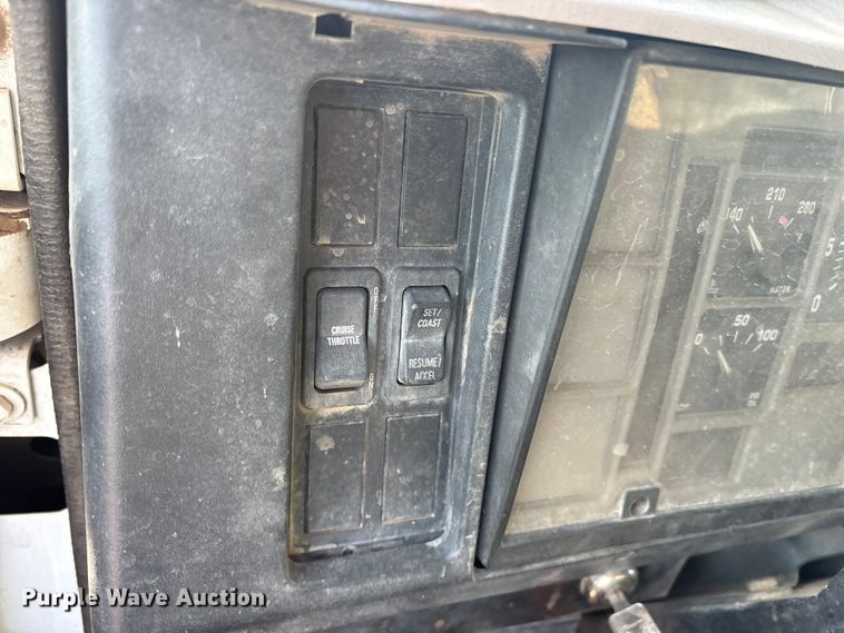 image for item ET7482 2000 International 4900 Dump truck