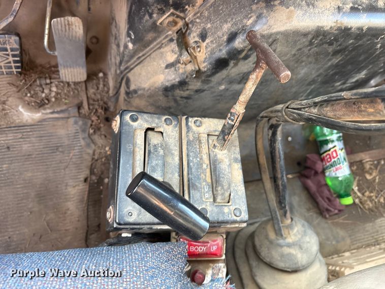 image for item ET7482 2000 International 4900 Dump truck