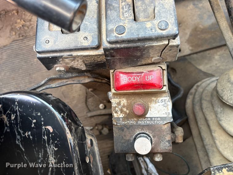 image for item ET7482 2000 International 4900 Dump truck