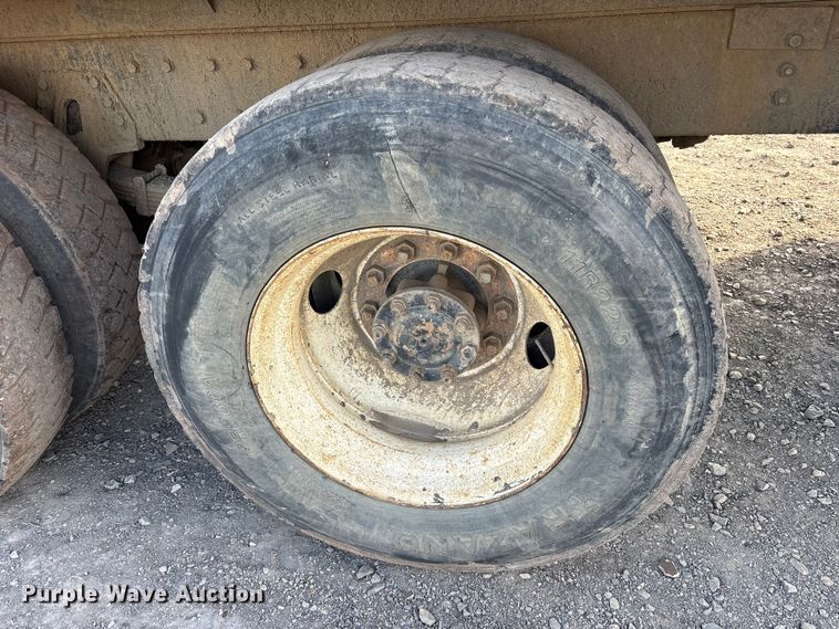 image for item ET7482 2000 International 4900 Dump truck