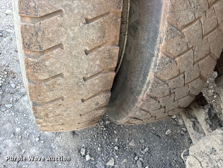 image for item ET7482 2000 International 4900 Dump truck