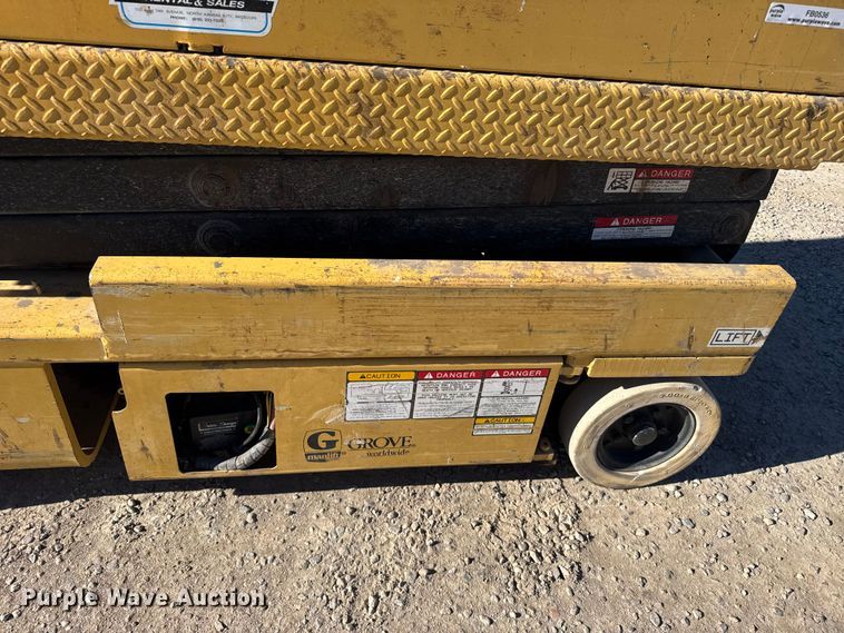 image for item FB0536 Grove SM2632E scissor lift