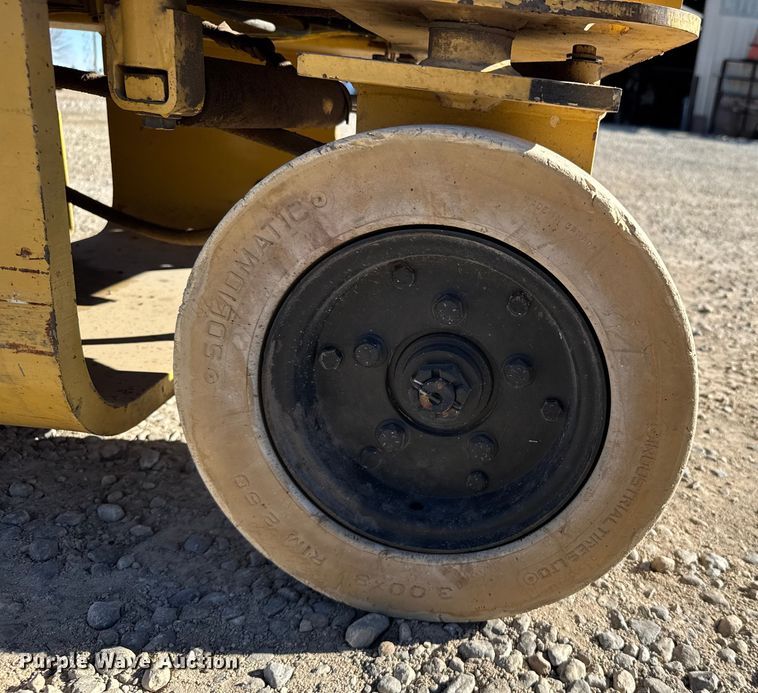 image for item FB0536 Grove SM2632E scissor lift