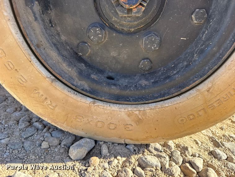 image for item FB0536 Grove SM2632E scissor lift