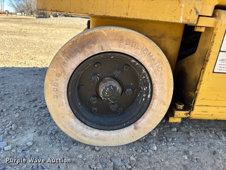 image for item FB0536 Grove SM2632E scissor lift