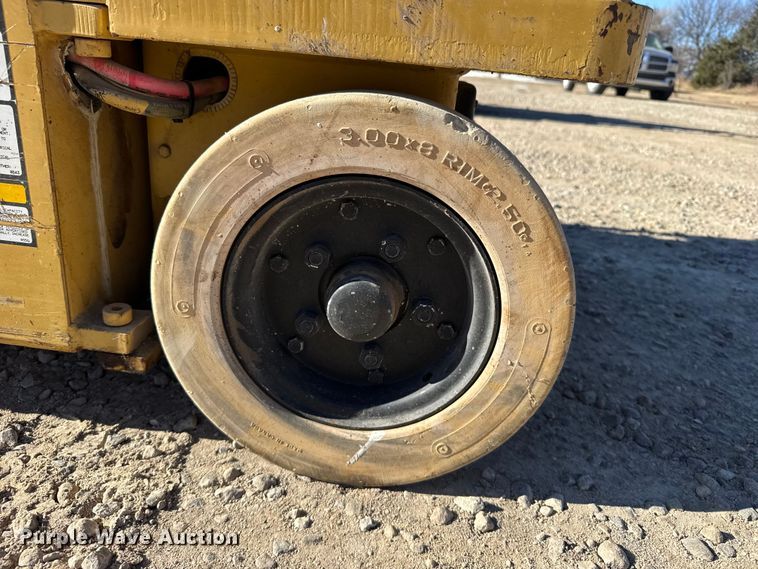 image for item FB0536 Grove SM2632E scissor lift