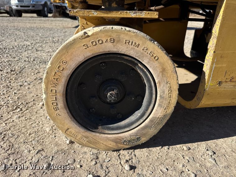 image for item FB0536 Grove SM2632E scissor lift