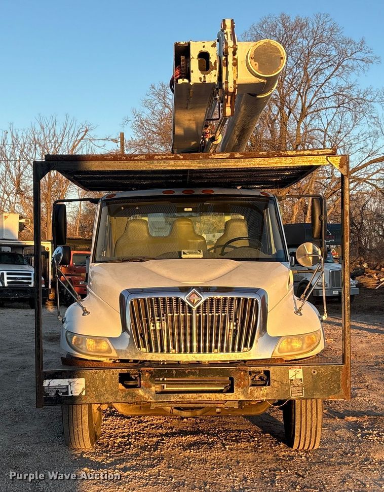 image for item FG1601 2005 International 4300 bucket truck