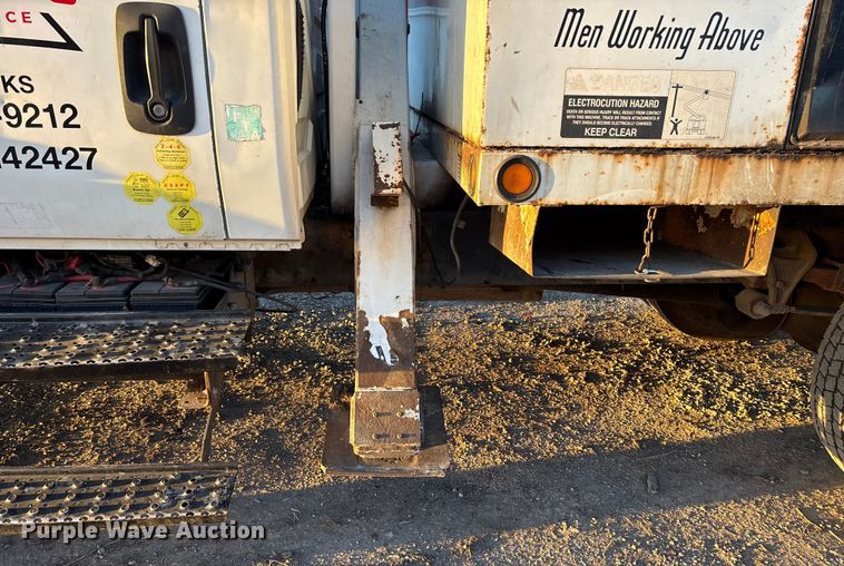 image for item FG1601 2005 International 4300 bucket truck