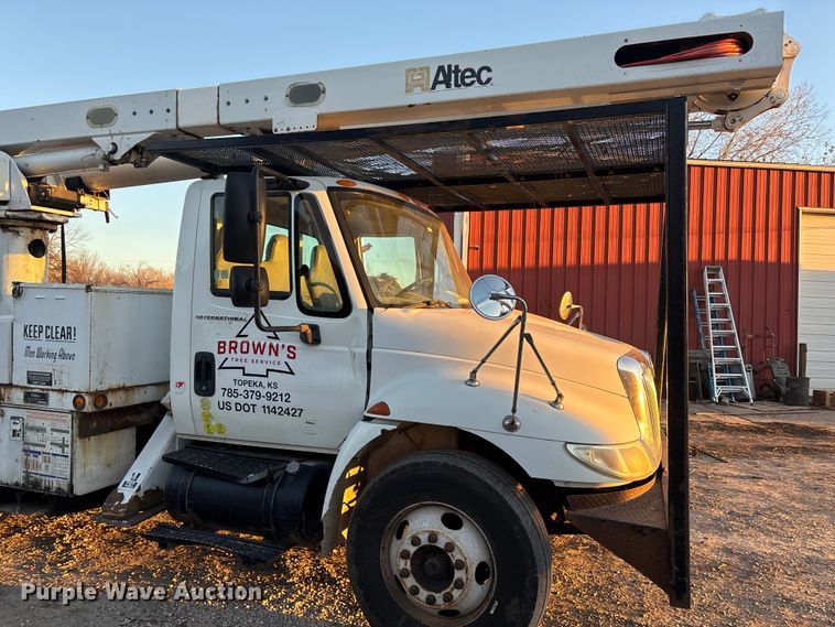 image for item FG1601 2005 International 4300 bucket truck