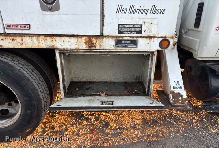 image for item FG1601 2005 International 4300 bucket truck