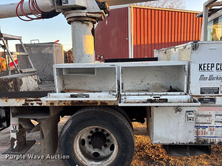 image for item FG1601 2005 International 4300 bucket truck