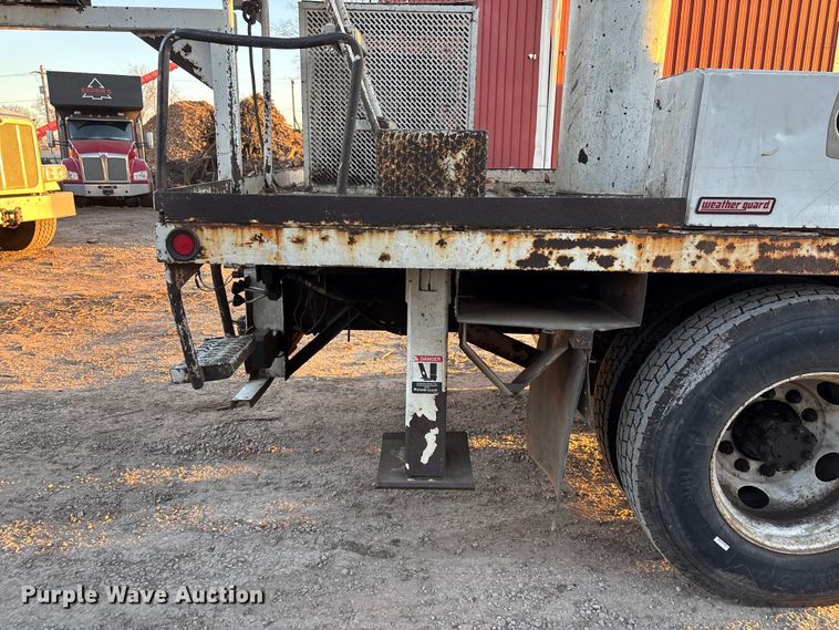 image for item FG1601 2005 International 4300 bucket truck