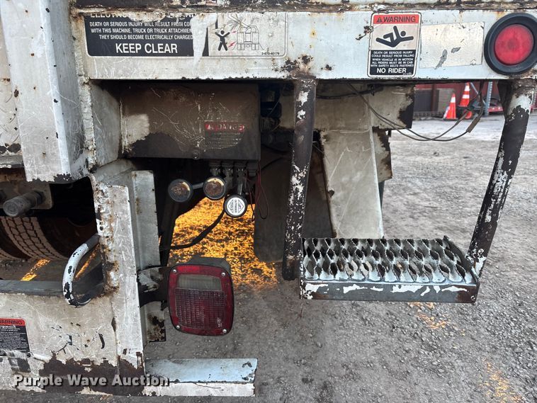 image for item FG1601 2005 International 4300 bucket truck