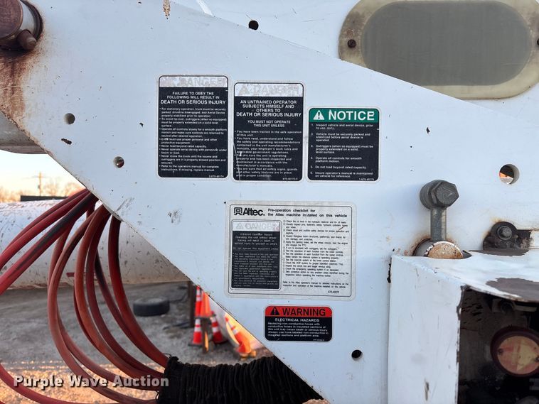 image for item FG1601 2005 International 4300 bucket truck