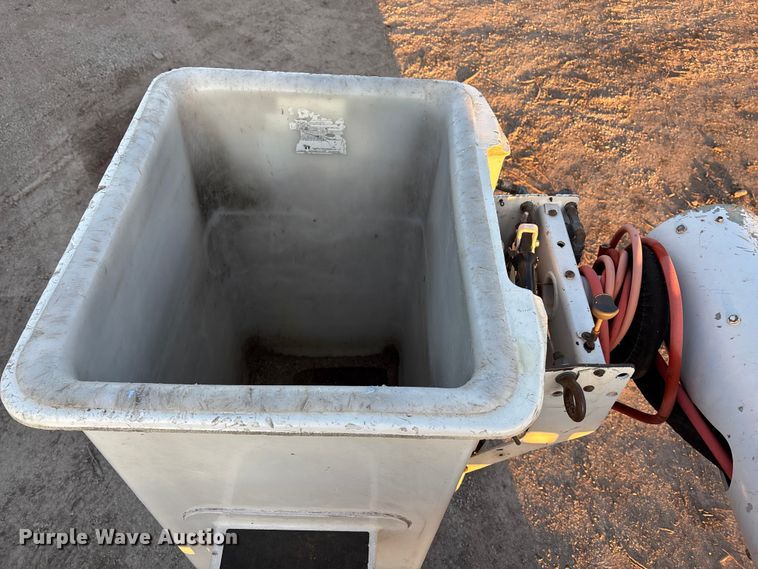 image for item FG1601 2005 International 4300 bucket truck